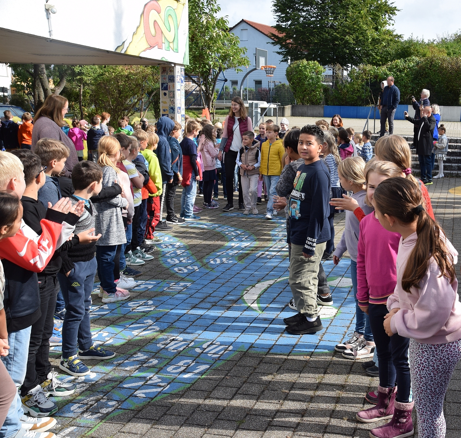 Foto Spalier zum Empfang der Erstklässler